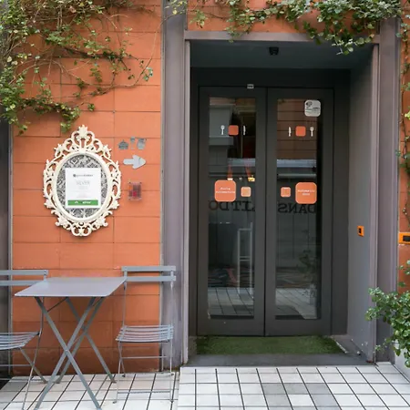 Orange Hotel-3